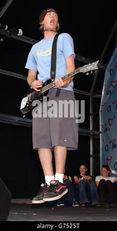 James Bourne del gruppo pop Busted si esibisce sul palco al Fox FM Party in the Park, che si tiene a South Park di Oxford. Foto Stock