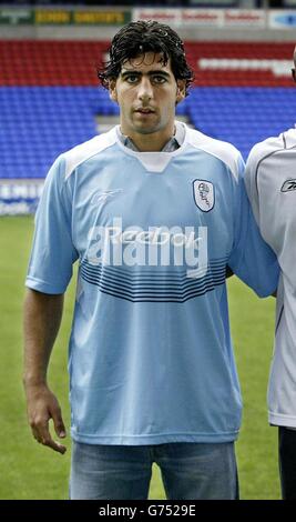 La nuova firma di Bolton Wanderers, Isreal International tal ben Haim, ad una conferenza stampa al Reebok Stadium di Bolton. Il capitano d'Israele ha firmato da Maccabi Tel Aviv un contratto triennale. Foto Stock