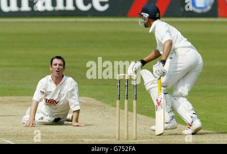 Il bowler Sussex James Kirtley (a sinistra) guarda la sua consegna distretta da Kent batsman ed Smith durante la partita della Frizzell County Championship Division One al St Lawrence Ground di Canterbury, Kent. Foto Stock