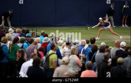 Johanna Konta ritorna nella sua partita contro Camila Giorgi mentre la folla guarda durante l'AEGON International al Devonshire Park, Eastbourne. Foto Stock