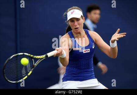 Johanna Konta ritorna a Camila Giorgi durante l'AEGON International al Devonshire Park, Eastbourne. Foto Stock