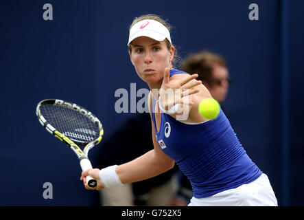 Johanna Konta tiene gli occhi sulla palla durante la sua partita contro Camila Giorgi durante l'AEGON International al Devonshire Park di Eastbourne. Foto Stock