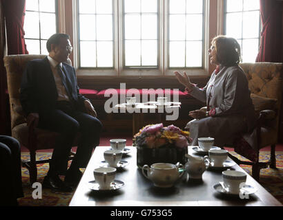 Il Premier cinese li Keqiang incontra la Baronessa D'Souza, la Lord Speaker nella River Room, durante la sua visita alla House of Lords, a Londra. Foto Stock