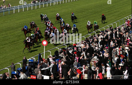 Field of Dream guidato da Adam Kirby sulla loro strada per la vittoria nella Royal Hunt Cup durante il secondo giorno del Royal Ascot Meeting 2014 presso l'ippodromo di Ascot, Berkshire. Foto Stock