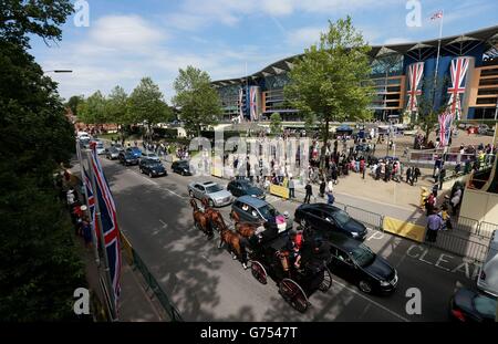 Le carrozze arrivano lungo Ascot High Street per il quarto giorno del Royal Ascot Meeting 2014 all'ippodromo di Ascot, Berkshire. Foto Stock