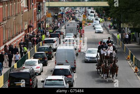 Corse di cavalli - il Royal Ascot Meeting 2014 - Day Four - Ascot Racecourse. Le carrozze arrivano lungo Ascot High Street per il quarto giorno del Royal Ascot Meeting 2014 all'ippodromo di Ascot, nel Berkshire. Foto Stock