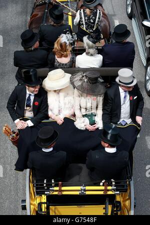 Le carrozze arrivano lungo Ascot High Street per il quarto giorno del Royal Ascot Meeting 2014 all'ippodromo di Ascot, Berkshire. Foto Stock