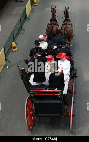 Le carrozze arrivano lungo Ascot High Street per il quarto giorno del Royal Ascot Meeting 2014 all'ippodromo di Ascot, Berkshire. Foto Stock