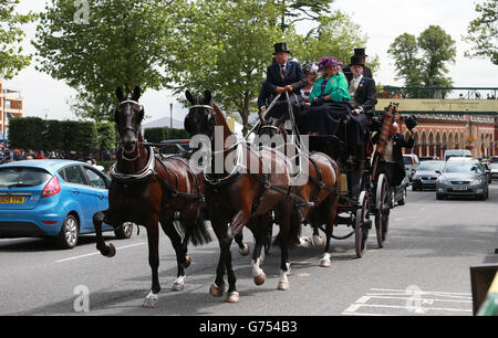 Le carrozze arrivano lungo Ascot High Street per il quarto giorno del Royal Ascot Meeting 2014 all'ippodromo di Ascot, Berkshire. Foto Stock