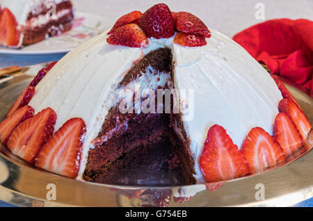 In casa di fragole e torta al cioccolato sul piatto Foto Stock