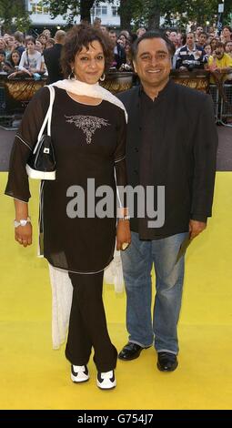 Gli attori Meera Syal e Sanjeev Bhaskar arrivano per la prima inglese del Villaggio all'Odeon West End a Leicester Square, nel centro di Londra - l'ultimo film dello scrittore/regista M.Night Shyamalan. Foto Stock