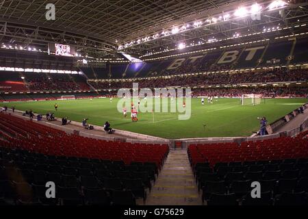 Il Galles festeggia il gol di apertura segnato da John Hartson di fronte alla folla più bassa mai conquistata al Millennium Stadium durante la partita dei cinque gruppi di qualificazione europei della Coppa del mondo FIFA al Millennium Stadium di Cardiff. Foto Stock