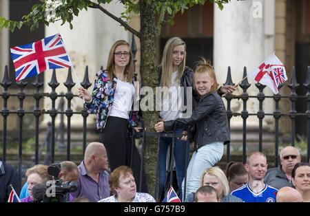 I membri del pubblico attendono l'arrivo della Regina Elisabetta II e del Duca di Edimburgo fuori dalla prigione di Crumlin Road, Belfast, il secondo giorno della loro visita nell'Irlanda del Nord. Foto Stock