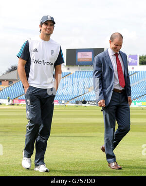 Il capitano dell'Inghilterra Alastair Cook (a sinistra) con l'ex capitano Andrew Strauss, durante il quinto giorno della seconda partita di test Investec a Headingley, Leeds. Foto Stock