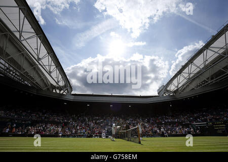 Vista generale della moneta sul campo centrale davanti alla partita tra il Novak Djokovic della Serbia e il Radek Stepanek della Repubblica Ceca durante il terzo giorno dei campionati di Wimbledon all'All England Lawn Tennis and Croquet Club, Wimbledon. Foto Stock