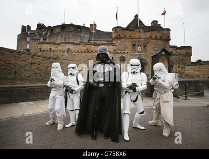 Protagonista di Star Wars Darth Vader con Stormtroopers e Snowtroopers al Castello di Edimburgo in vista di una proiezione di Star Wars Episode V The Empire Strikes Back (1980) al Festival Internazionale del Cinema di Edimburgo. Foto Stock