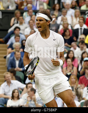 La spagnola Rafael Nadal celebra un punto contro il Kazakhstan Mikhail Kukushkin durante il sesto giorno dei Campionati di Wimbledon presso l'All England Lawn Tennis and Croquet Club di Wimbledon. Foto Stock