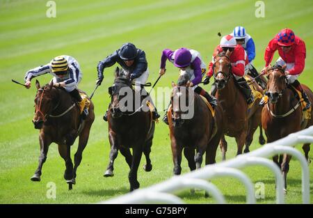 La fontana della gioventù guidata da Seamus Heffernan (blu della marina) vince la Dubai Duty Free Sapphire Stakes durante il secondo giorno il Dubai Duty Free Irish Derby Festival presso l'ippodromo di Curragh, Co Kildare, Irlanda. Foto Stock