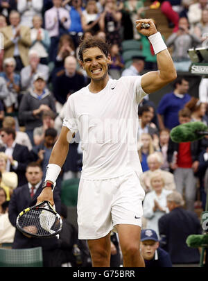 Il Rafael Nadal in Spagna festeggia il battimento di Mikhail Kukushkin in Kazakhstan durante il sesto giorno dei Campionati di Wimbledon all'All England Lawn Tennis and Croquet Club di Wimbledon. Foto Stock