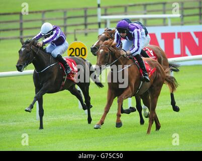 Australia e Joseph o'Brien (a destra) vincono il Dubai Duty Free Irish Derby durante il secondo giorno il Dubai Duty Free Irish Derby Festival presso l'ippodromo di Curragh, Co Kildare, Irlanda. Foto Stock