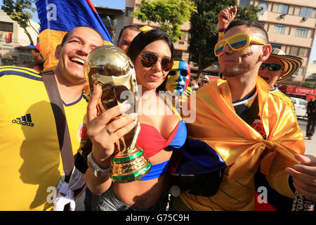 Una fan femminile della Colombia mostra il suo sostegno fuori dal campo prima della Coppa del mondo FIFA, Round of 16 match all'Estadio do Maracana, Rio de Janeiro, Brasile. PREMERE ASSOCIAZIONE foto. Data immagine: Sabato 28 giugno 2014. Il credito fotografico dovrebbe essere: Mike Egerton/PA Wire. RESTRIZIONI: Nessun uso commerciale. Nessun utilizzo con logo di terze parti non ufficiali. Nessuna manipolazione delle immagini. Nessuna emulazione video Foto Stock