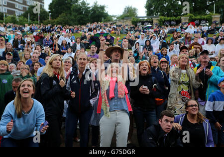 I tifosi di Murray Mount festeggiano con la vittoria di Andy Murray, in Gran Bretagna, contro Kevin Anderson, in Sudafrica, durante l'ottavo giorno dei Wimbledon Championships presso l'All England Lawn Tennis and Croquet Club di Wimbledon. Foto Stock