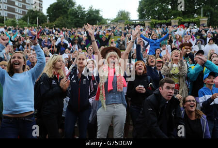 I tifosi di Murray Mount festeggiano con la vittoria di Andy Murray, in Gran Bretagna, contro Kevin Anderson, in Sudafrica, durante l'ottavo giorno dei Wimbledon Championships presso l'All England Lawn Tennis and Croquet Club di Wimbledon. Foto Stock