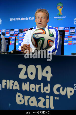 Il capo allenatore degli Stati Uniti Jurgen Klinsmann durante una conferenza stampa in vista degli ultimi 16 scontri con il Belgio all'Arena Fonte Nova, Salvador. Foto Stock