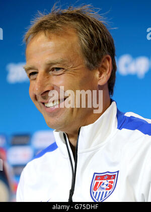 Il capo allenatore degli Stati Uniti Jurgen Klinsmann durante una conferenza stampa in vista degli ultimi 16 scontri con il Belgio all'Arena Fonte Nova, Salvador. Foto Stock