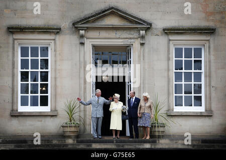 La regina Elisabetta II e il duca di Edimburgo e con il duca e la duchessa di Rothesay durante una visita alla casa di Dumfries a Cumnock. PREMERE ASSOCIAZIONE foto. Data immagine: Mercoledì 2 luglio 2014. La Regina ha visto i preparativi per i Giochi del Commonwealth come parte di una settimana di impegni in Scozia. Il monarca è stato Unito dal Duca di Edimburgo in una visita alla Kelvin Hall di Glasgow, dove si trova il centro di uniforme e accreditamento per i Giochi del 2014. Vedi la storia della PA ROYAL Queen. Il credito fotografico dovrebbe essere: Danny Lawson/PA Wire Foto Stock