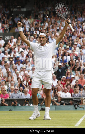 Tennis - 2014 Wimbledon Championships - Day Ten - The All England Lawn Tennis and Croquet Club. Roger Federer in Svizzera celebra la sconfitta di Stan Wawrinka in Svizzera Foto Stock