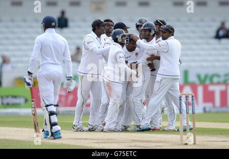 Rangana Herath (centro) dello Sri Lanka celebra il lancio del wicket di Chris Jordan (a sinistra), durante il quinto giorno della seconda partita di Investec Test a Headingley, Leeds. Foto Stock