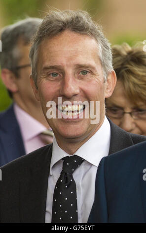 Ian Paisley Jr. MP durante una festa in giardino tenuta al Castello di Hillsborough, il giorno due della loro visita in Irlanda del Nord. Foto Stock