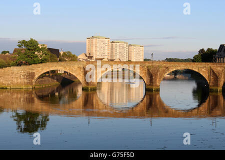 Guardando più a monte per la Auld Brig (Ponte Vecchio) oltre il Fiume Ayr a Ayr, South Ayrshire, in Scozia con la riflessione. Foto Stock