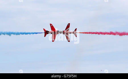 Le frecce rosse display team effettuano presso le Forze Armate di giorno a Cleethorpes, Lincolnshire. Foto Stock