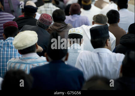 I musulmani di Ahmadiyya frequentano le preghiere del venerdì per ascoltare sua Santità Mirza Masroor Ahmad, alla Moschea di Bahitul Futuh, a Morden, a sud di Londra. Foto Stock