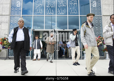 I musulmani di Ahmadiyya mentre lasciano le preghiere del venerdì alla moschea di Baitul Futuh, Morden, a sud di Londra. Foto Stock