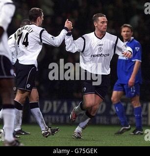 Kevin Nolan (a destra) festeggia il secondo equalizzatore Bolton Wanderers con Gareth Farrelly mentre Bolton pesca 2-2 con Chelsea, durante la loro fa Barclaycard Premiership Match al Bolton's Reebok Stadium. Foto Stock