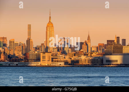 New York City Midtown Manhattan grattacieli al tramonto dalla attraverso il fiume Hudson. Al centro, l'Empire State Building. Foto Stock