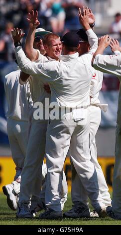 Matthew Hoggard (centro) dell'Inghilterra festeggia con i suoi compagni di squadra dopo aver preso il wicket di Nathan Astle della Nuova Zelanda che è stato intrappolato lbw per 10 corse durante il secondo giorno della prima partita di prova contro la Nuova Zelanda al Jade Stadium, Christchurch. * ... Il fast bowler dello Yorkshire Hoggard ha rivendicato una carriera migliore sette per il 63 per aiutare a respingere la Nuova Zelanda, riprendendo su nove senza perdita il secondo giorno inseguendo l'Inghilterra 228, per 147 in soltanto 51.2 overs. Foto Stock