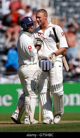 Andrew Flintoff (a destra) in Inghilterra festeggia il punteggio di un secolo durante il terzo giorno della prima prova contro la Nuova Zelanda allo Stadio Jade di Christchurch, Nuova Zelanda. * Flintoff e il compagno di squadra Graham Thorpe (a sinistra) hanno messo su una partnership di 281 che è un nuovo record di sesto-wicket Inghilterra ed è la più alta partnership mai da una coppia inglese contro la Nuova Zelanda. Flintoff ha segnato 137 e Thorpe ha finito su 200 non fuori. Foto Stock