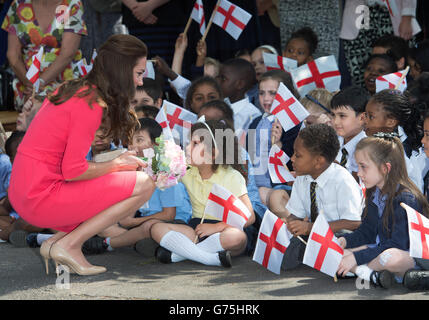 La Duchessa di Cambridge parla con i bambini quando arriva alla Beata Sacrament School nel nord di Londra, per vedere di persona il lavoro di un progetto che ha lanciato per aiutare le famiglie colpite dalla dipendenza. Foto Stock