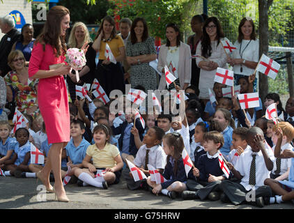 La Duchessa di Cambridge arriva alla Beata Sacrament School nel nord di Londra, per vedere di persona il lavoro di un progetto che ha lanciato per aiutare le famiglie colpite dalla dipendenza. Foto Stock