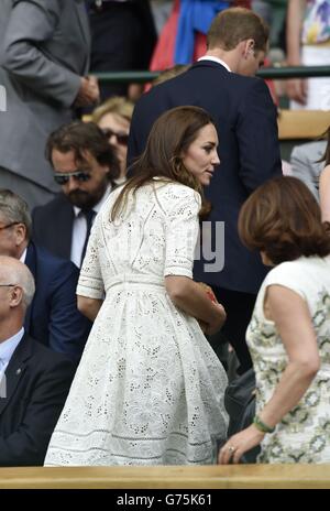 La Duchessa di Cambridge lascia il Royal Box durante una pausa al Centre Court durante il giorno 10 dei Campionati di Wimbledon all'All England Lawn Tennis and Croquet Club di Wimbledon. Foto Stock