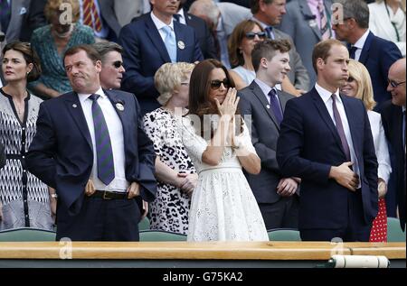 Il duca e duchessa di Cambridge e il presidente dell'AELTC Philip Brook (a sinistra) reagiscono dopo che il bulgaro Grigor Dimitrov ha sconfitto Andy Murray in Gran Bretagna durante il decimo giorno dei Campionati di Wimbledon all'All England Lawn Tennis and Croquet Club di Wimbledon. Foto Stock