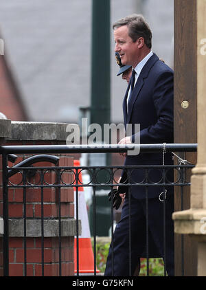 Il Primo Ministro David Cameron lascia dopo aver guardato la parata durante le Forze Armate giorno a Cleethorpes, Lincolnshire. Foto Stock