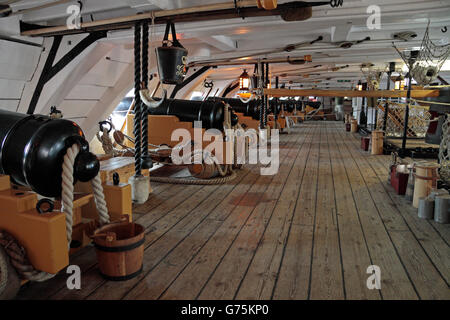 Il mezzo ponte di pistola sull'HMS Victory, Nelson nave ammiraglia a Portsmouth Historic Dockyard, Hampshire, Regno Unito. Foto Stock