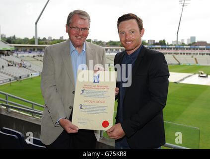 Ian Bell (a destra) riceve un certificato che segna i suoi 100 cappucci per l'Inghilterra, presentato da Norman Gascoigne, presidente di Warwickshire CCC durante la partita di Blast T20 a Edgbaston, Birmingham. Foto Stock