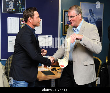 Ian Bell (a sinistra) riceve un'iscrizione a vita onoraria di Warwickshire CCC da Norman Gascoigne (presidente Warwickshire CCC) per segnare il suo centesimo tetto per l'Inghilterra durante la partita di T20 Blast a Edgbaston, Birmingham. Foto Stock