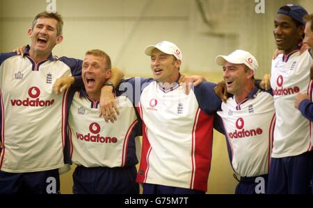 Il capitano del cricket inglese Nasser Hussain (al centro) e i compagni di squadra, rallegrano la loro squadra in una punizione sparare durante una partita di calcio prima di una sessione di allenamento al campo di cricket Lords prima del primo test di giovedì contro lo Sri Lanka. Foto Stock